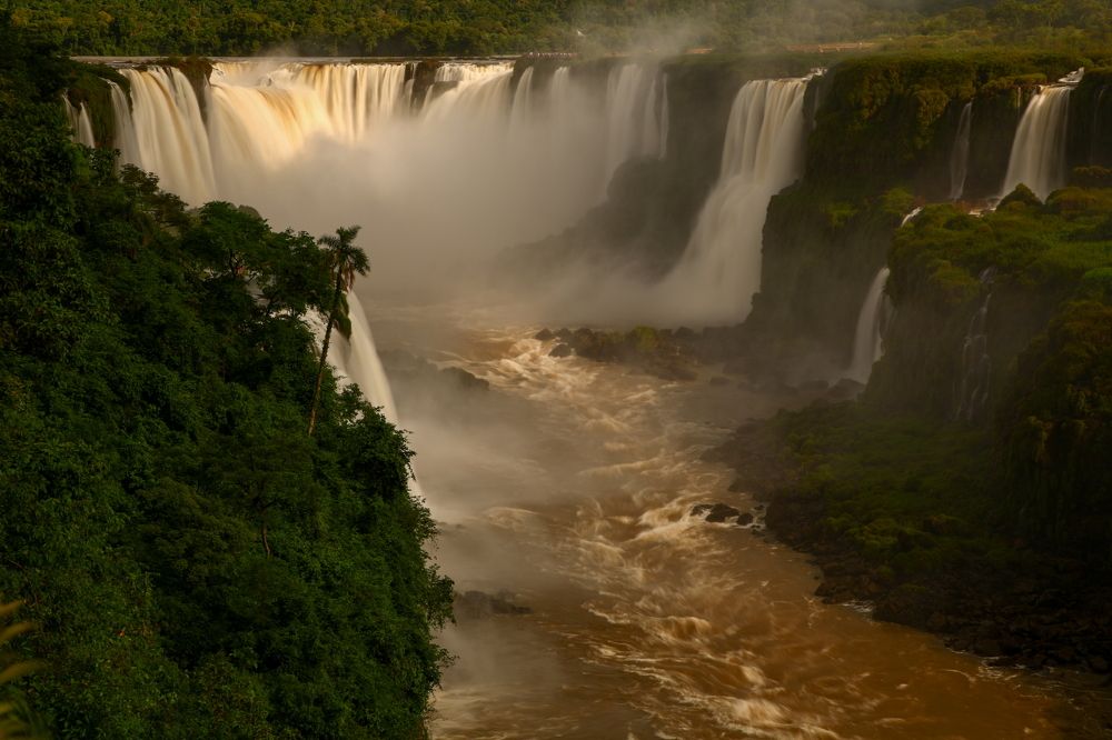 275 водопадов Игуасу (с Бразилии).