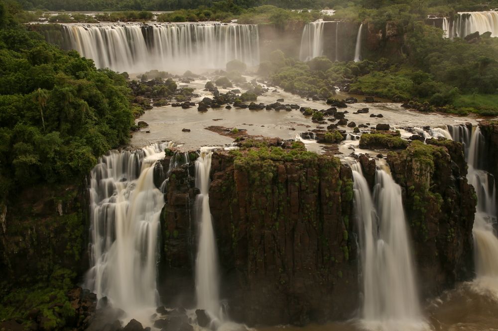 275 водопадов Игуасу (с Бразилии).