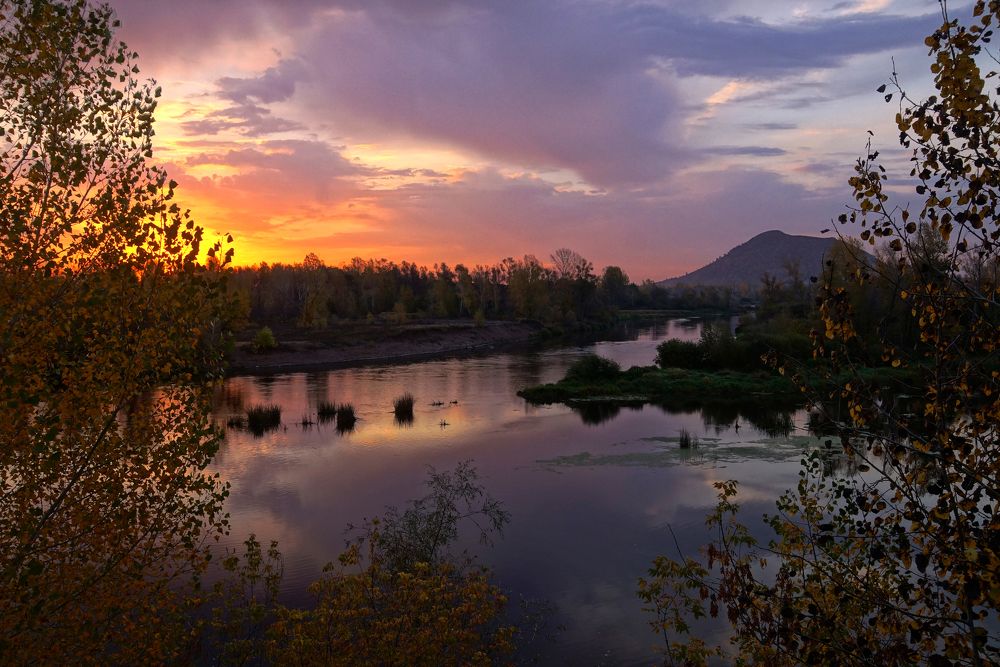 Осень на реке Белой в Башкортостане.Рассвет.
