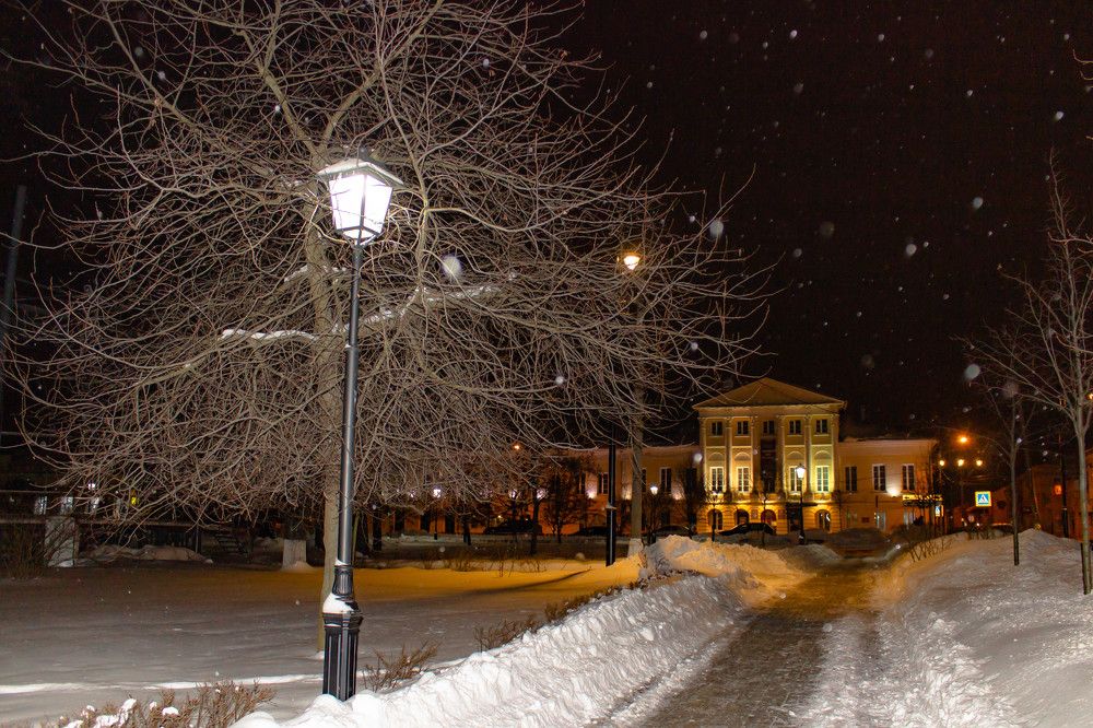 Вид на Культурный центр Озерова со сквера Зайцева