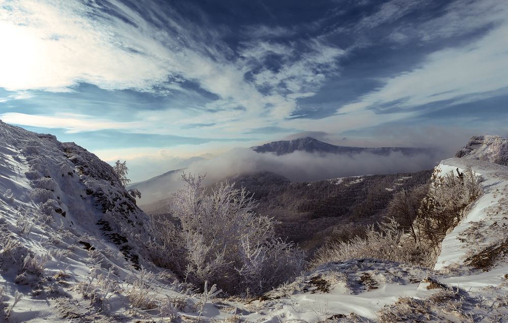 Чарыр-Даг средь снежных облаков.