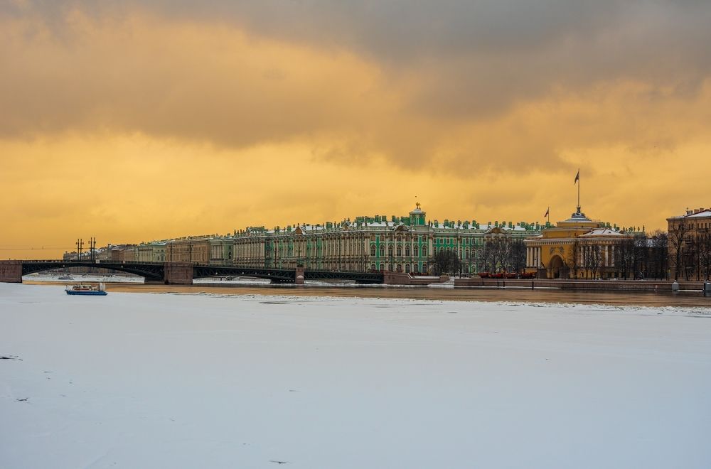 Зимний дворец. Вид с Университетской набережной