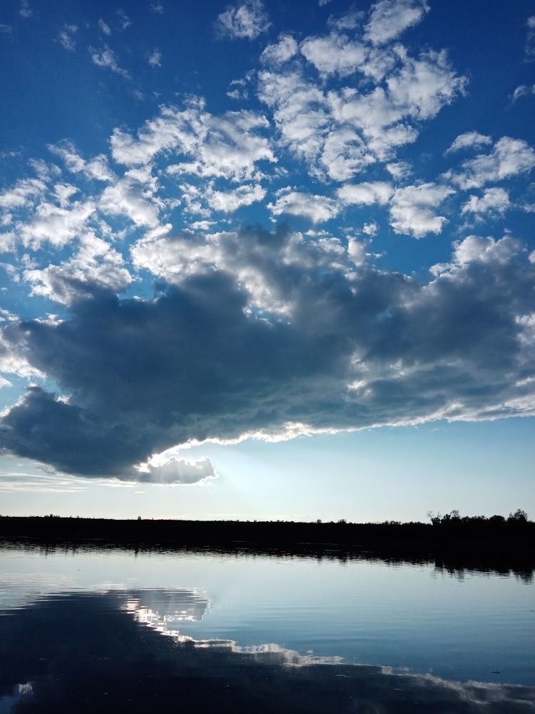 Пространство над поверхностью воды