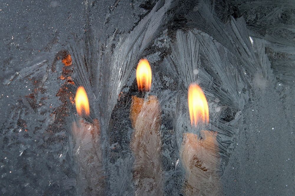 Три девицы под окном.