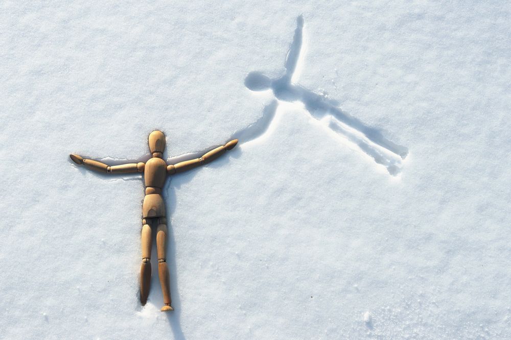 За руку со своей тенью.