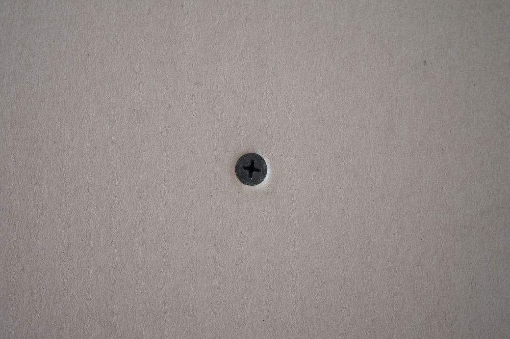 Черный саморез.