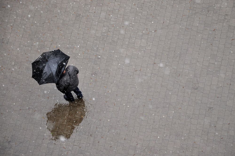 Сломанный зонт.