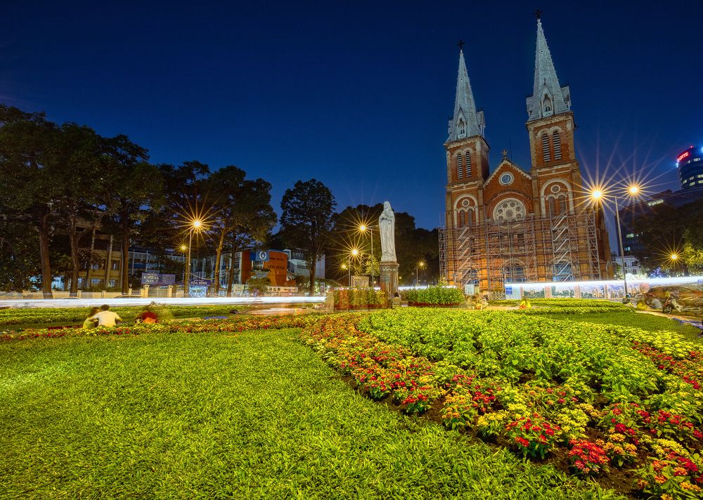 Sai Gon Notre Dame Cathedral by night