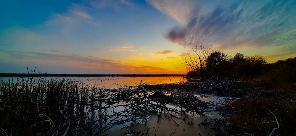 Закат за озером