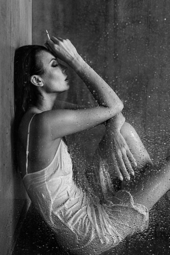 The woman is alone with herself, at the point of zero, at the point of zero.