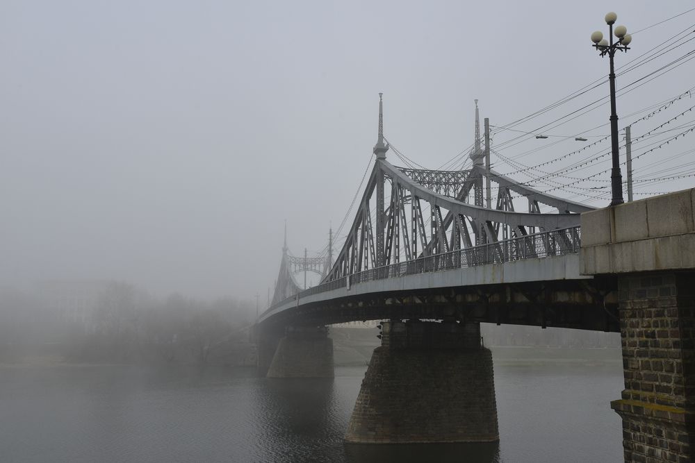 Староволжский мост в тумане.