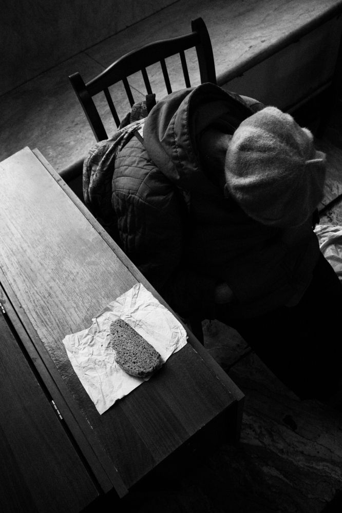 Уставшая женщина в церкви | Tired woman in church