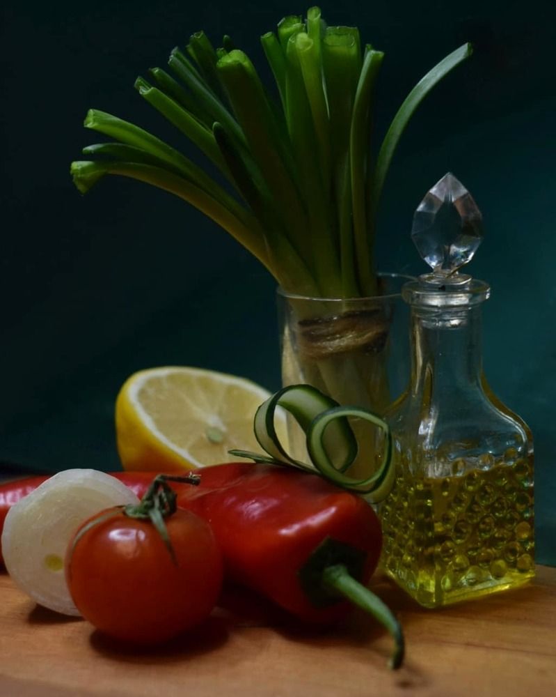Натюрморт с зеленым луком и свежими овощами