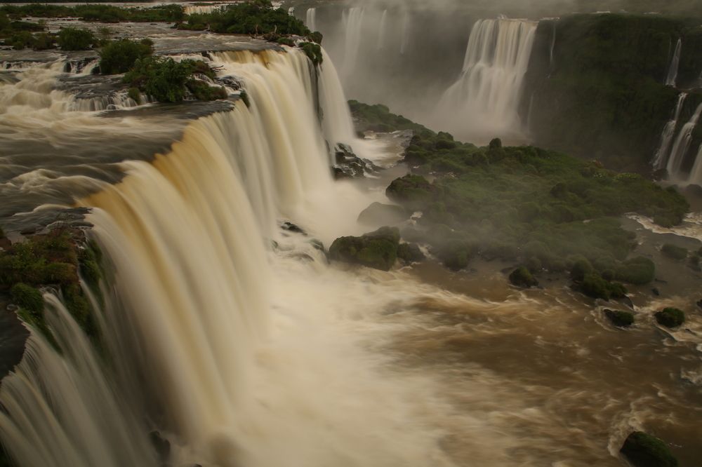 275 водопадов Игуасу (с Бразилии).