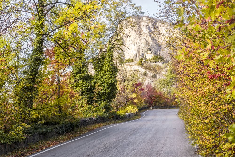 Форосская церковь затерялась в осени