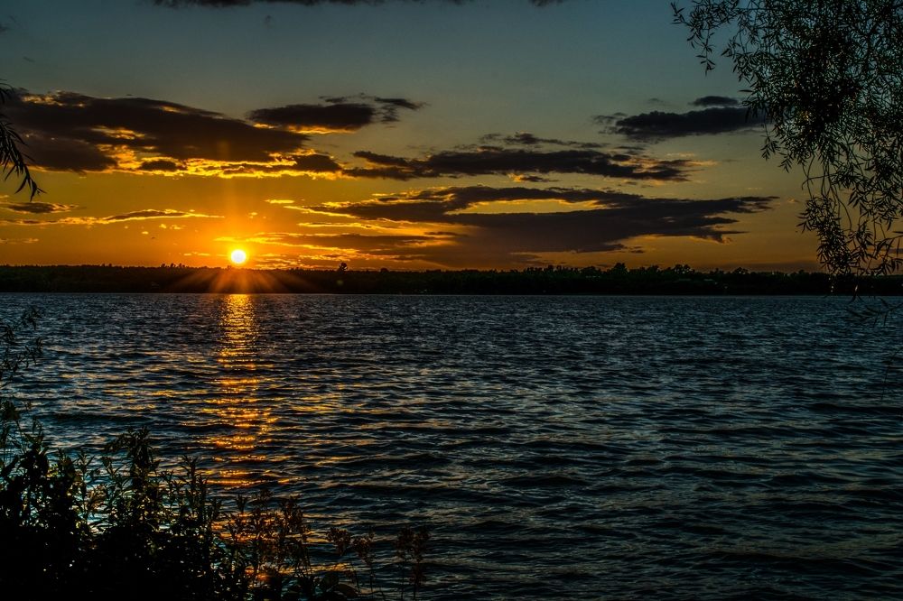 Закат над озером