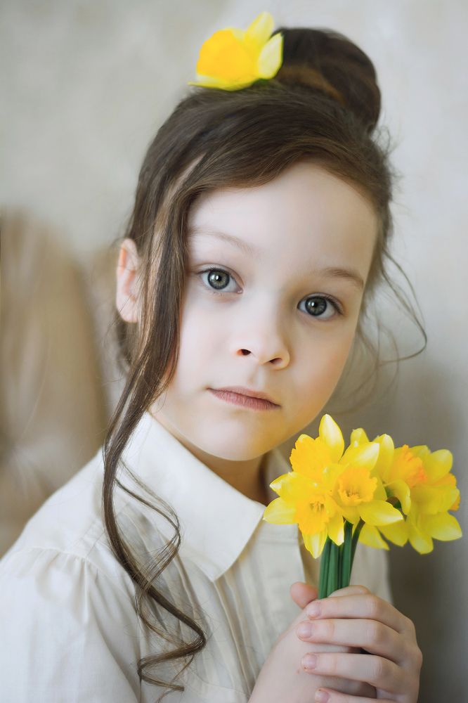 девочка с нарциссами