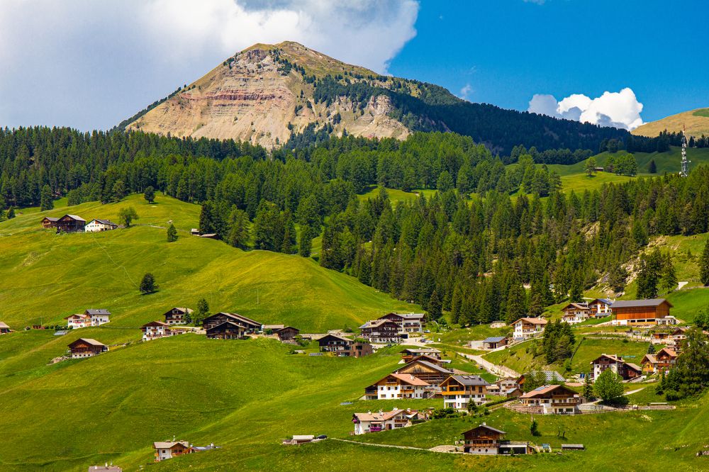 Альпийские луга на фоне фоне гор. Италия.