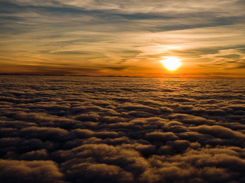 Тёплый вечер над небесным морем