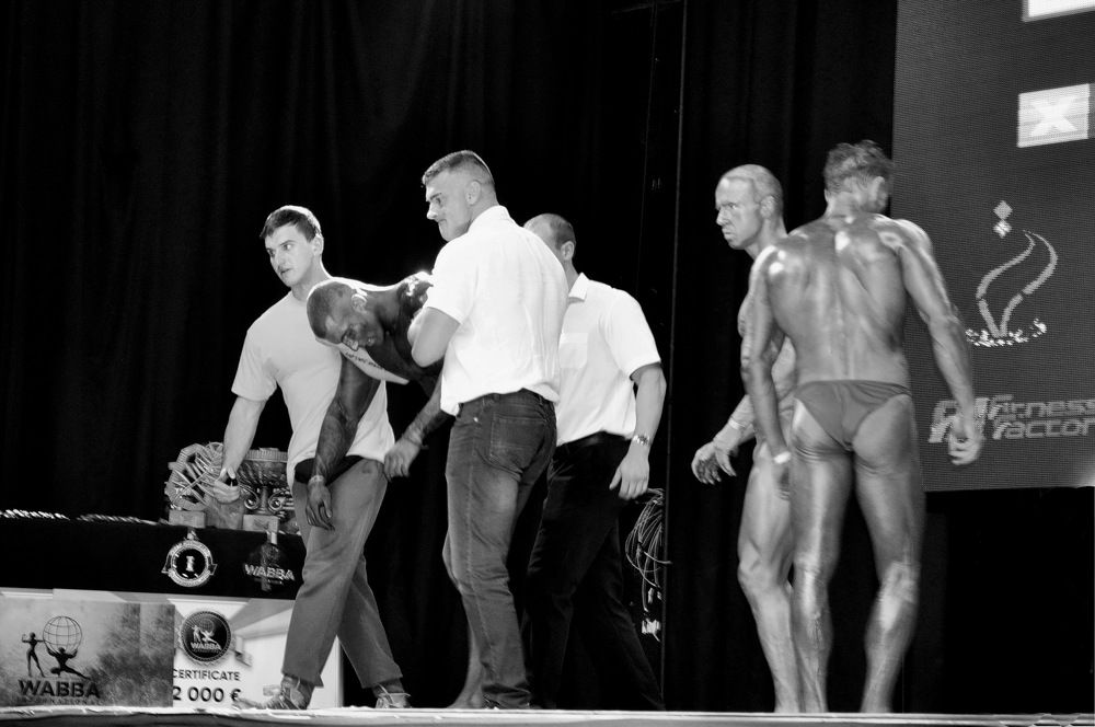 Не выдержал напряжения.