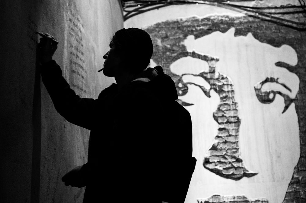 Юноша пишет стихи | A young man writes poetry