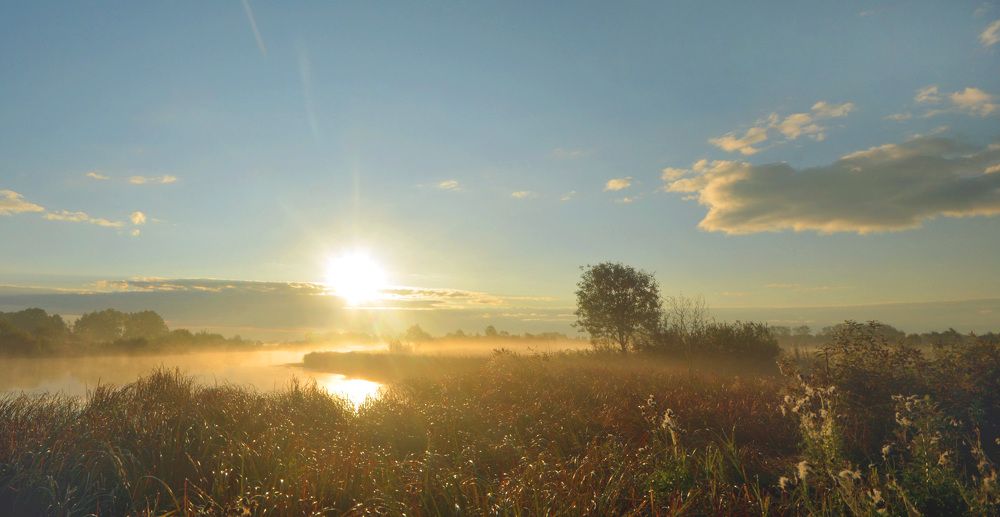 Рассвет над озером.