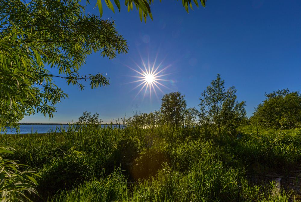 Солнце уходит за Белое море.