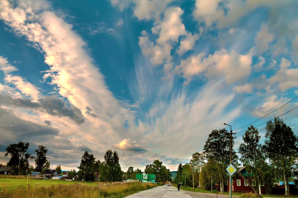 На окраине города. и Живописные облака.