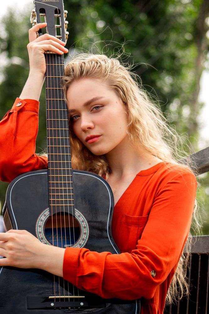 Дева с гитарой