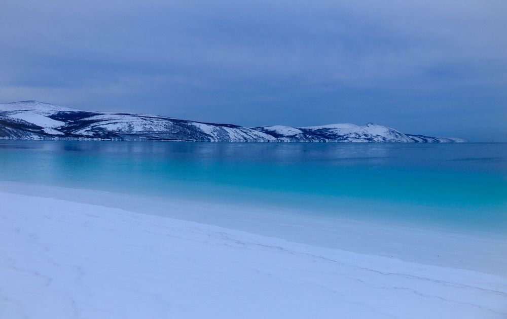 Зима на берегу Охотского моря .
