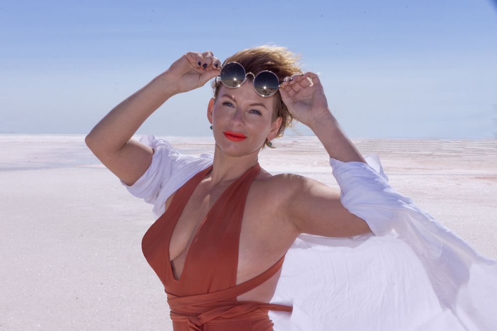 Женщина в красном.