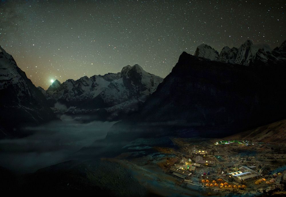 Ночь в Гималаях. Заходящая Венера над Гималаями.