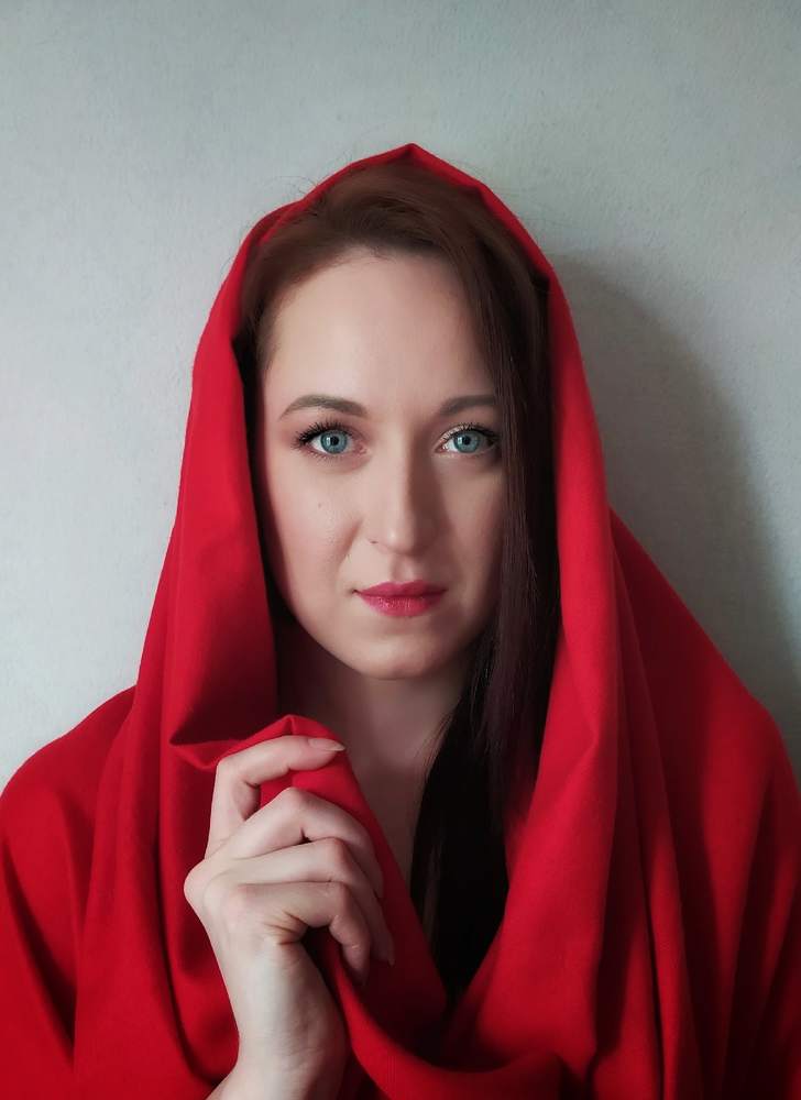 Девушка в красном