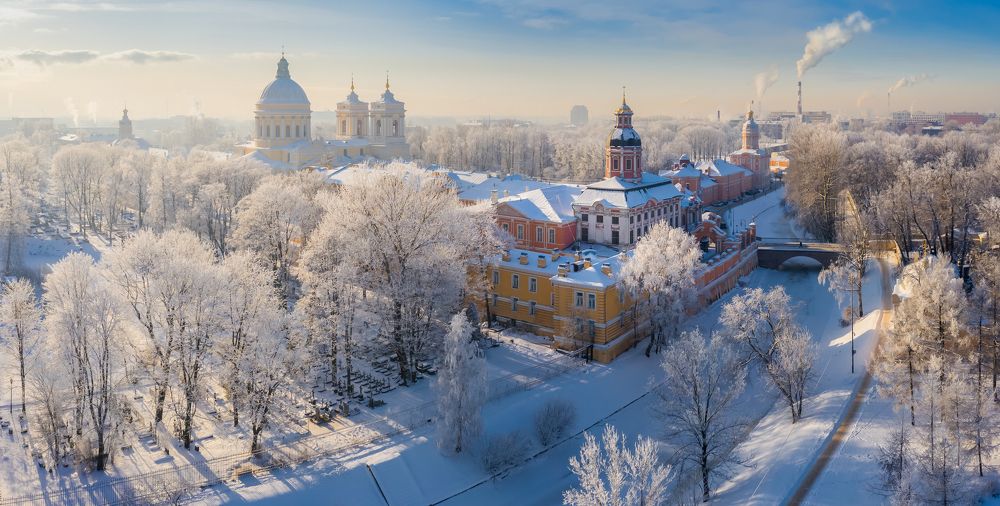 Александро-Невская лавра: иней и солнце