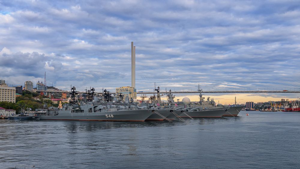 Владивосток. Золотой мост. Корабли ТОФ.