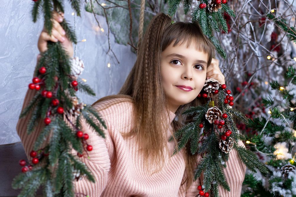 Девочка на качелях