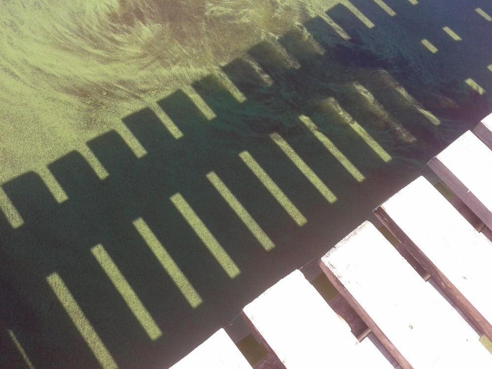 тень от причала