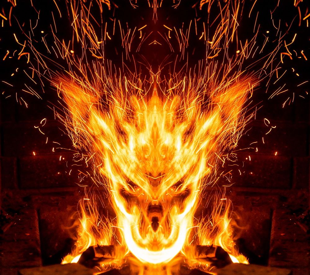 Если долго смотреть в пламя, то оно начинает смотреть в тебя