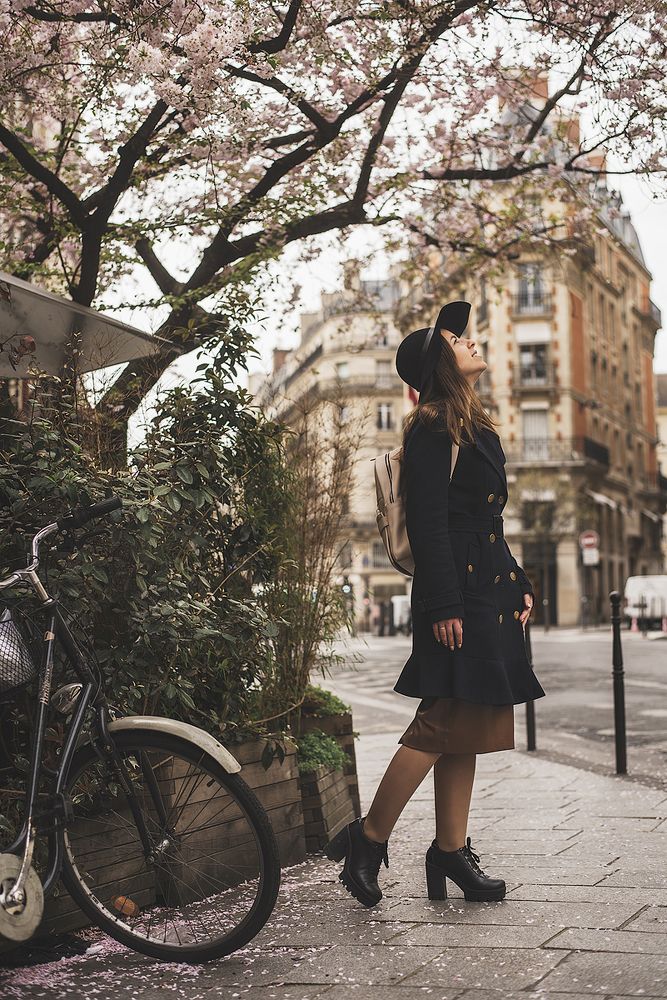 Девушка в цветущем Париже