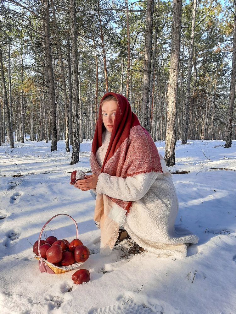 Незнакомка с яблоками в зимнем лесу
