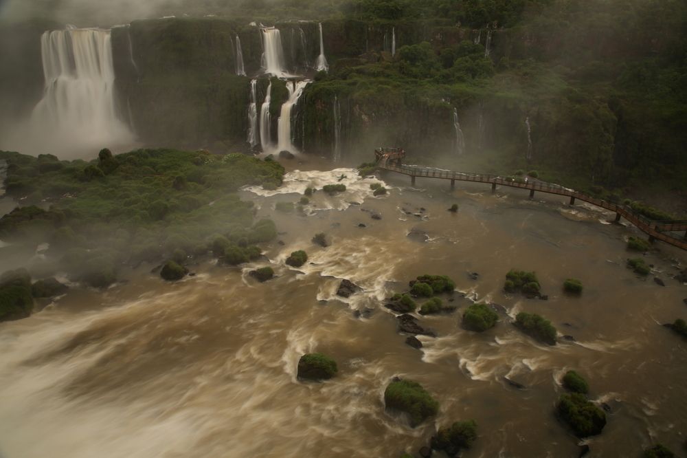 275 водопадов Игуасу (с Бразилии).