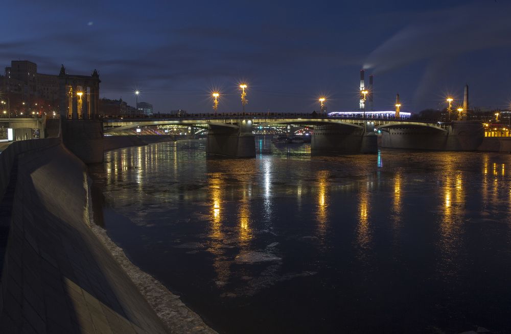 Borodinsky Bridge. Smolenskaya embankment. Moscow