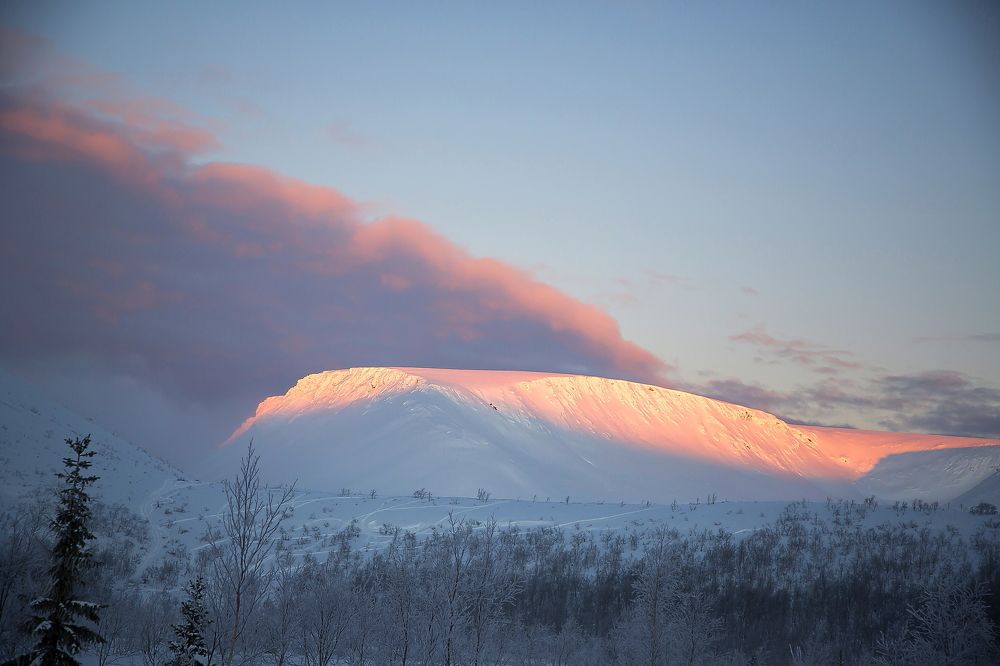 Гора-сугроб встречает приближение снежной бури / Snowdrift mountain meets the approach of a snow storm