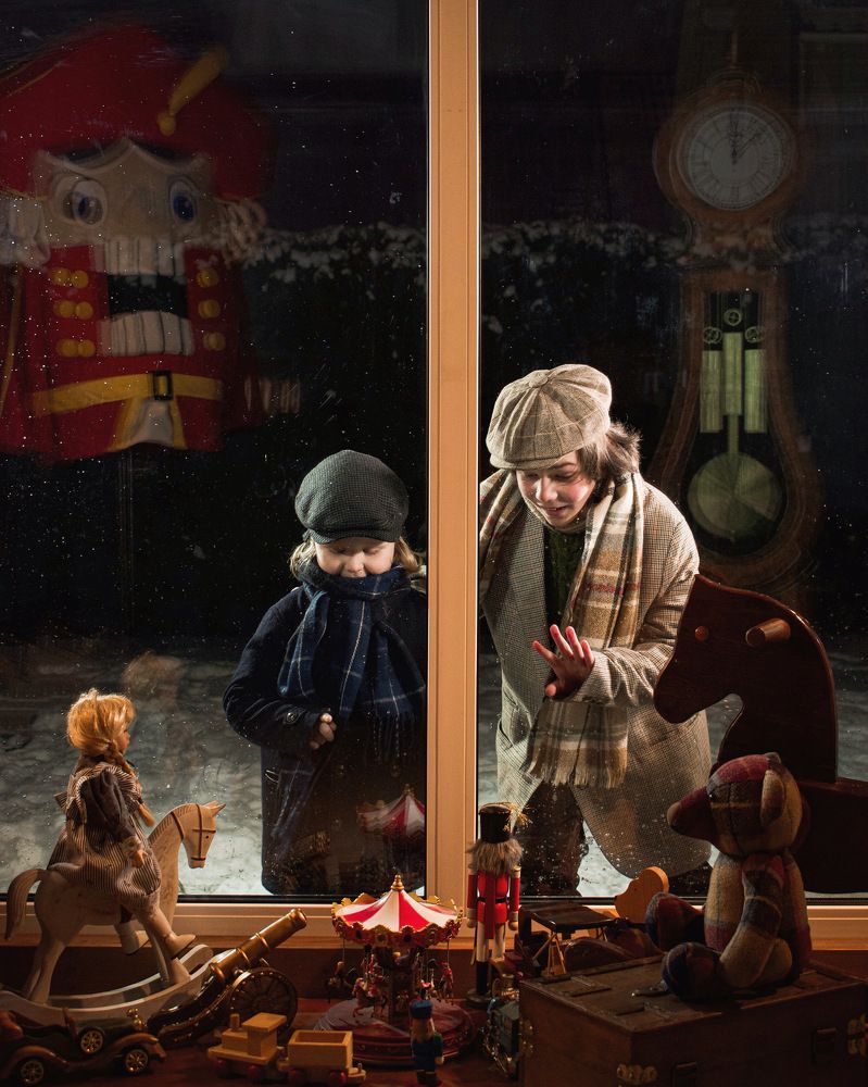 За витриной