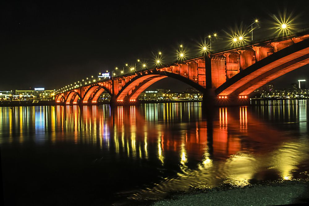 Коммунальный мост, Ночное освещение