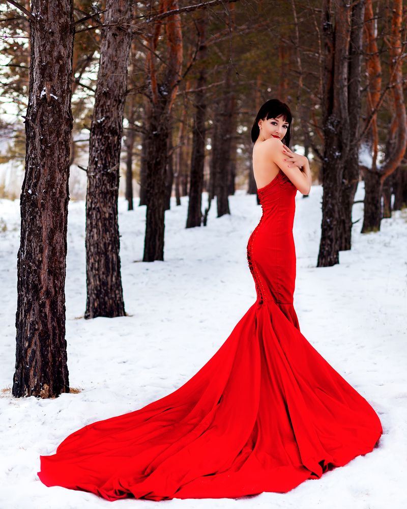 Девушка в красном платье