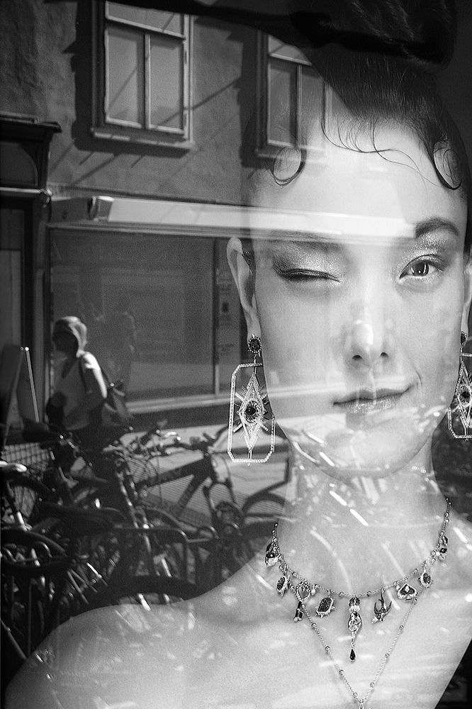 Пронзая взглядом