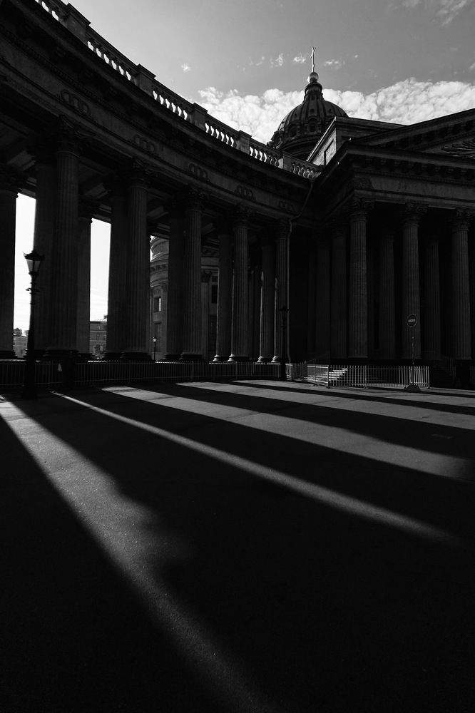 В тени Казанского собора