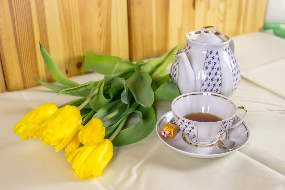 Весенние тюльпаны и ароматный чай