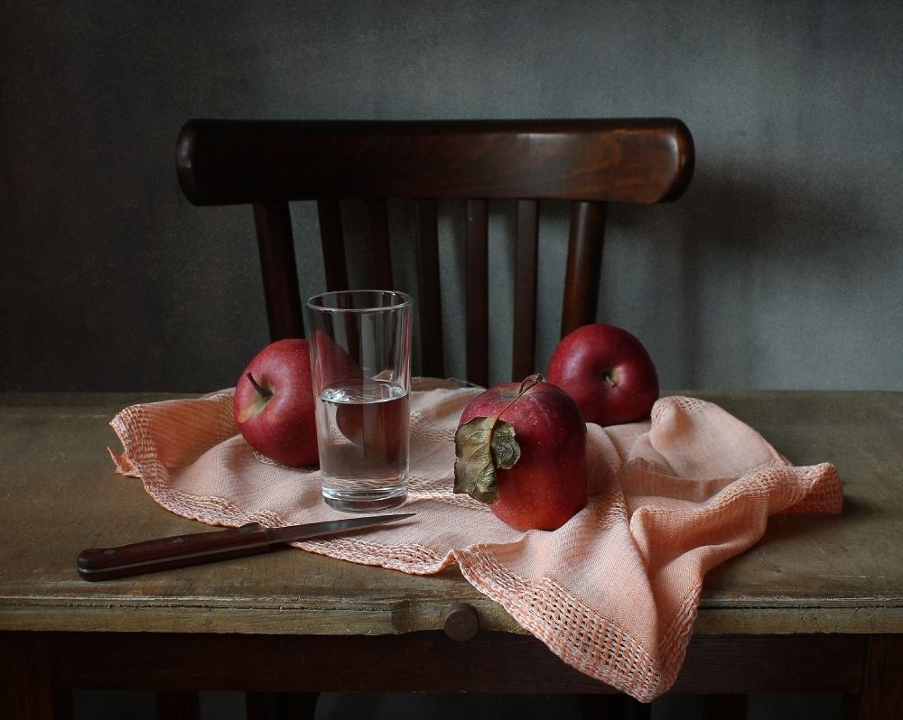 3 красных яблока